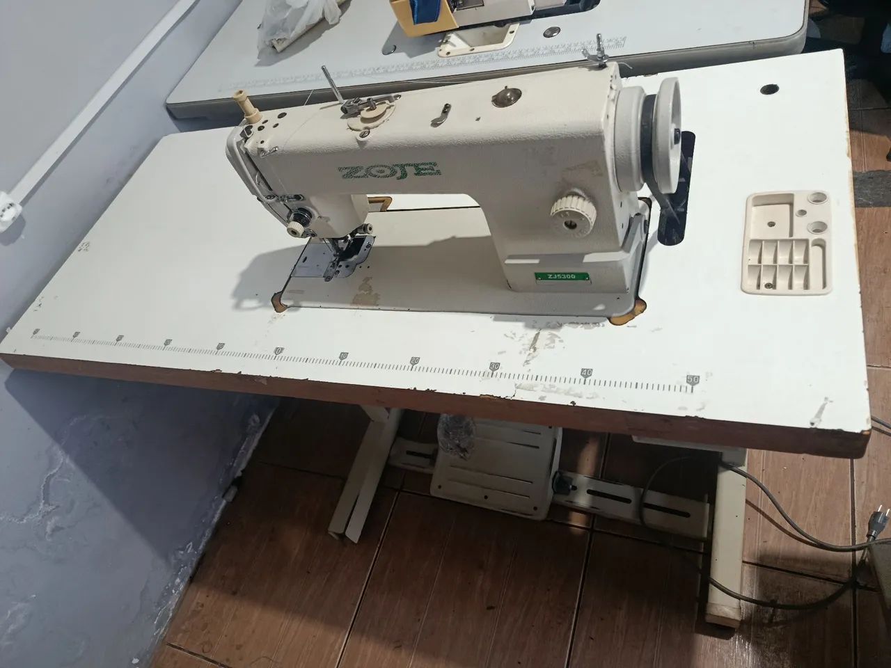 Máquina de costura industrial refiladeira 