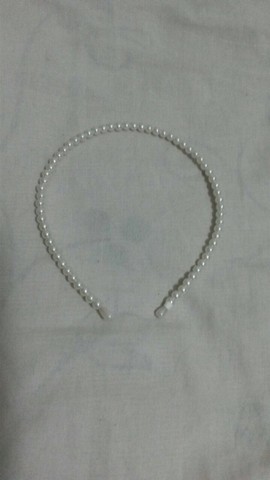 Tiara arquinho de pérolas 