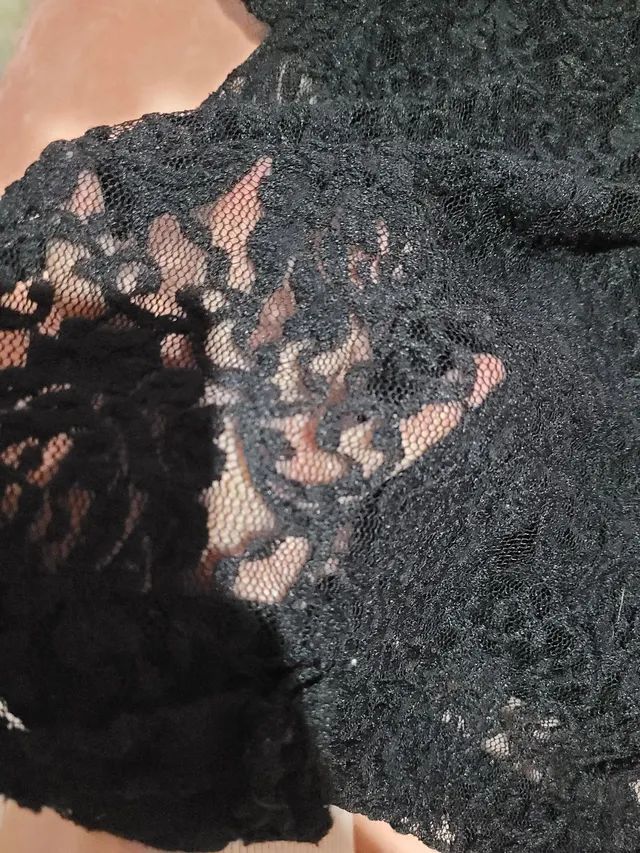 Saia longa preta com renda e fenda lateral na perna - Foto 3