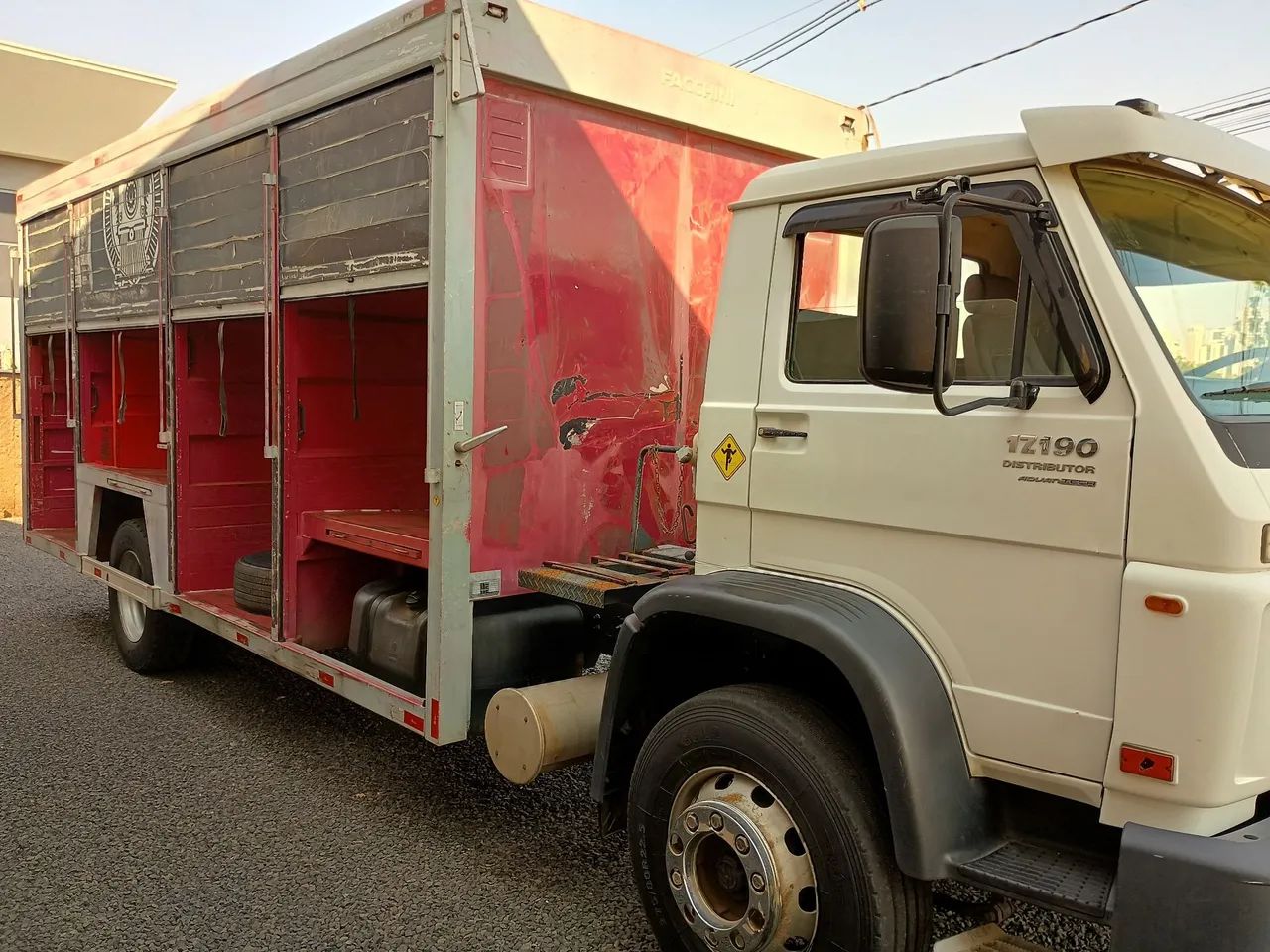 Caminhão pra transporte de bebidas 17 190