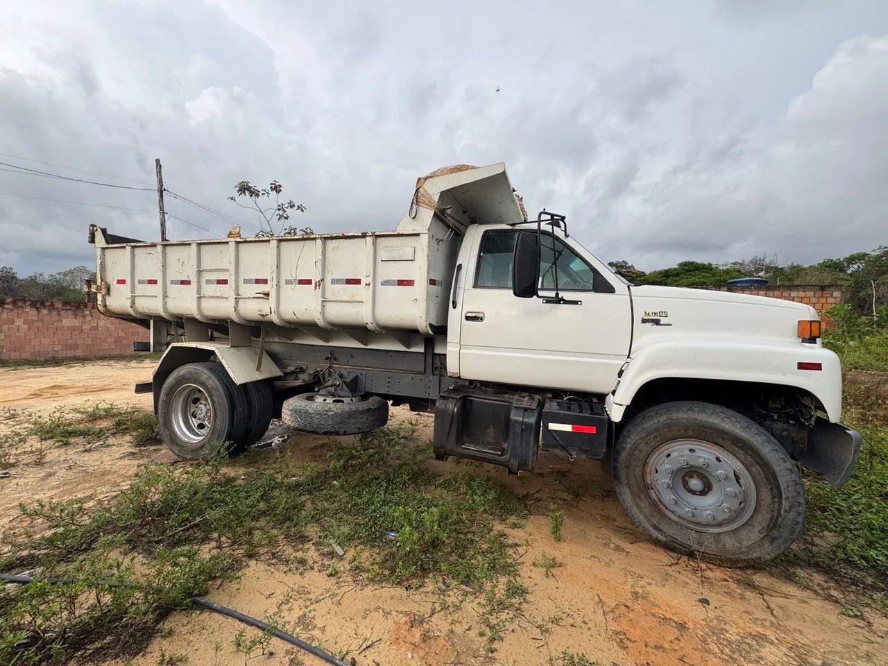 Caçamba GMC 2001 com basculante 7m³ - Foto 5