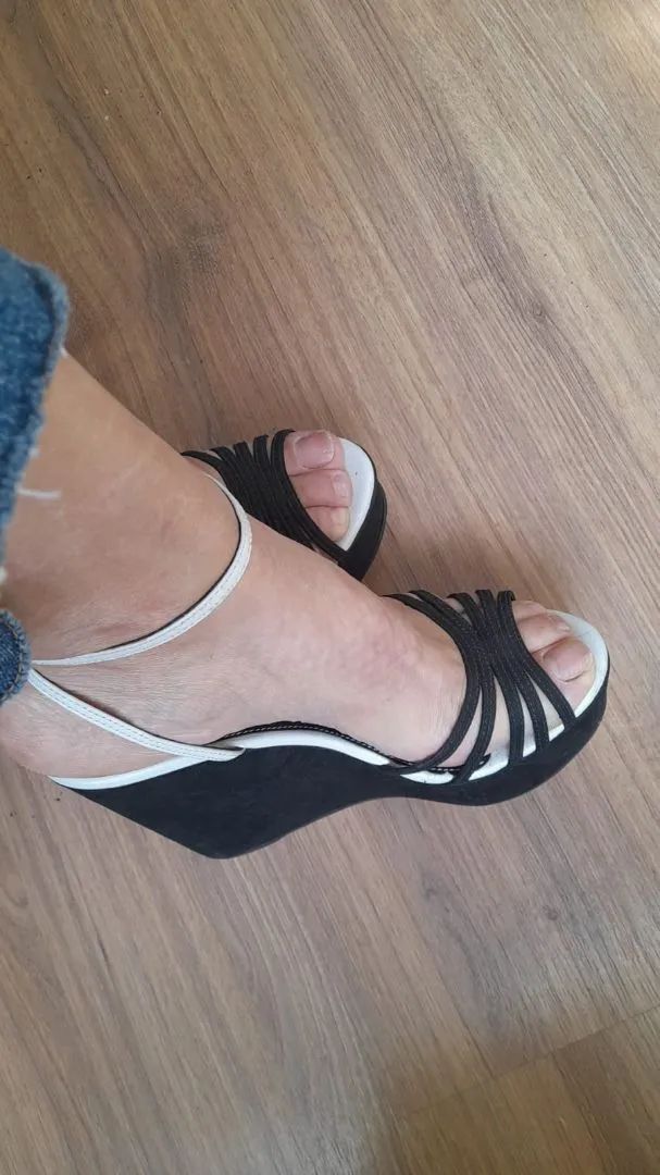 Sandálias Anabela pretas de salto alto - Foto 3