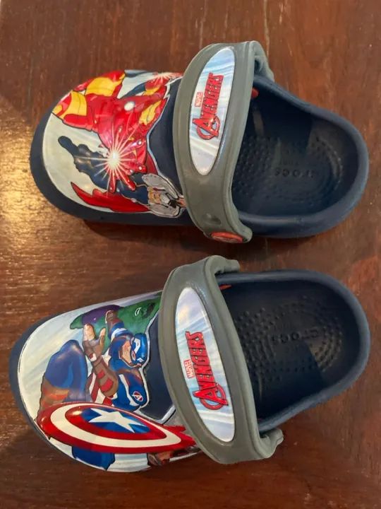 Chinelo Infantil Avengers Crocs Tamanho 24/25 - Foto 4