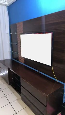 Rack em mdf com duas prateleiras de vidro e painel em mdf com três prateleiras de vidro.