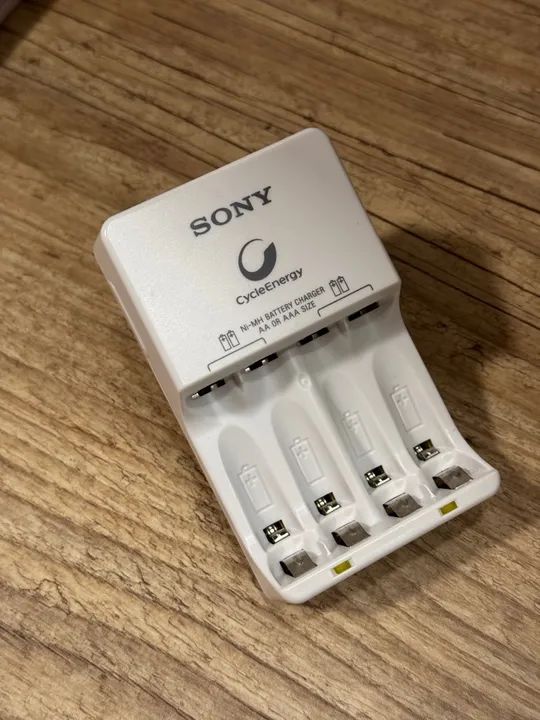 Carregador e baterias recarregáveis Sony - Foto 2