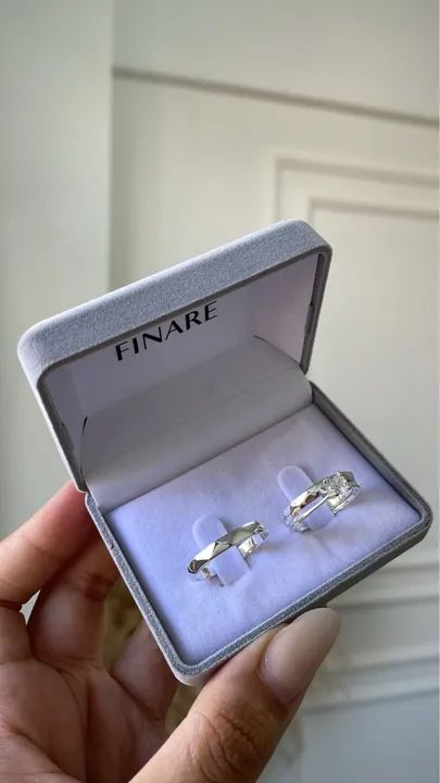 Par de aliança facetada + anel solitário de PRESENTE na Prata