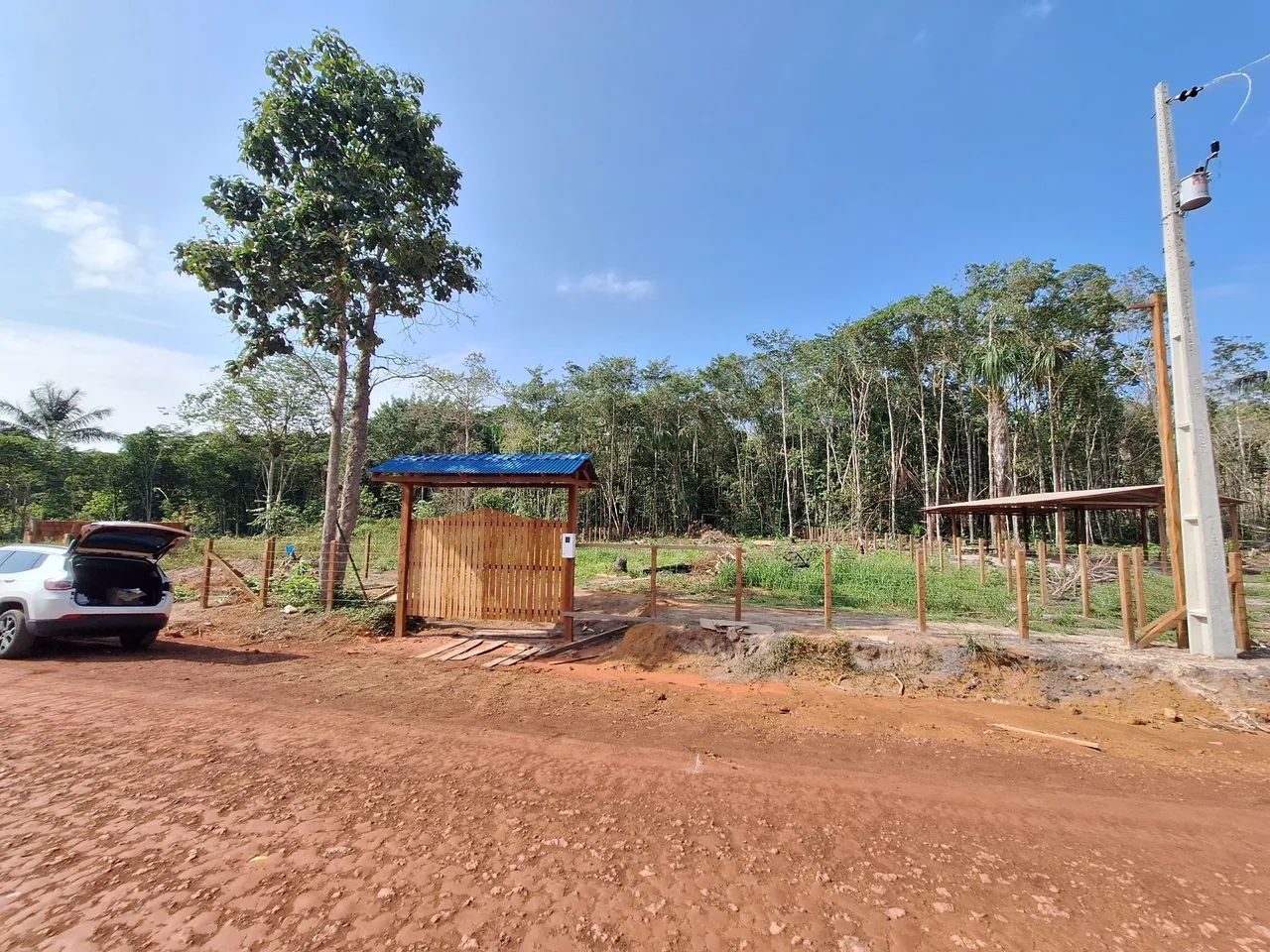 Sítio com portão de madeira e área verde - Foto 2