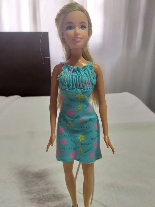 Boneca Barbie antiga  com várias roupas - Foto 2