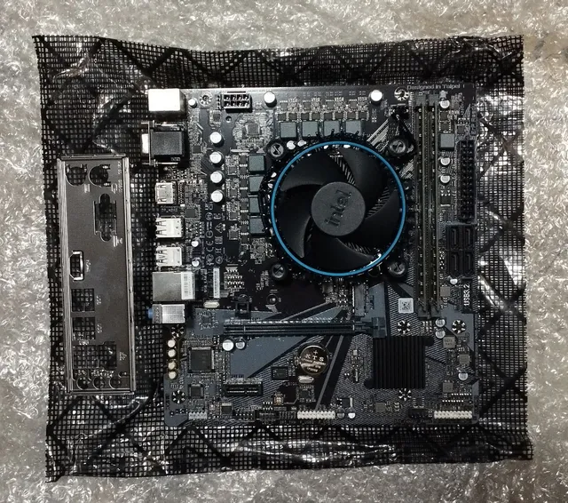 Kit Placa Mãe Gigabyte 1700 - i5 12400 6/12 - 8GB DDR4