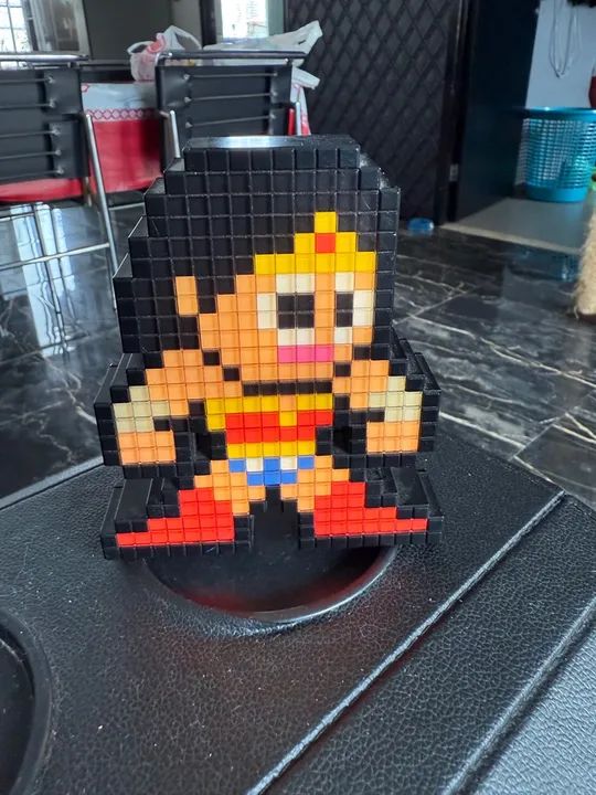 Boneco pixel mulher maravilha 