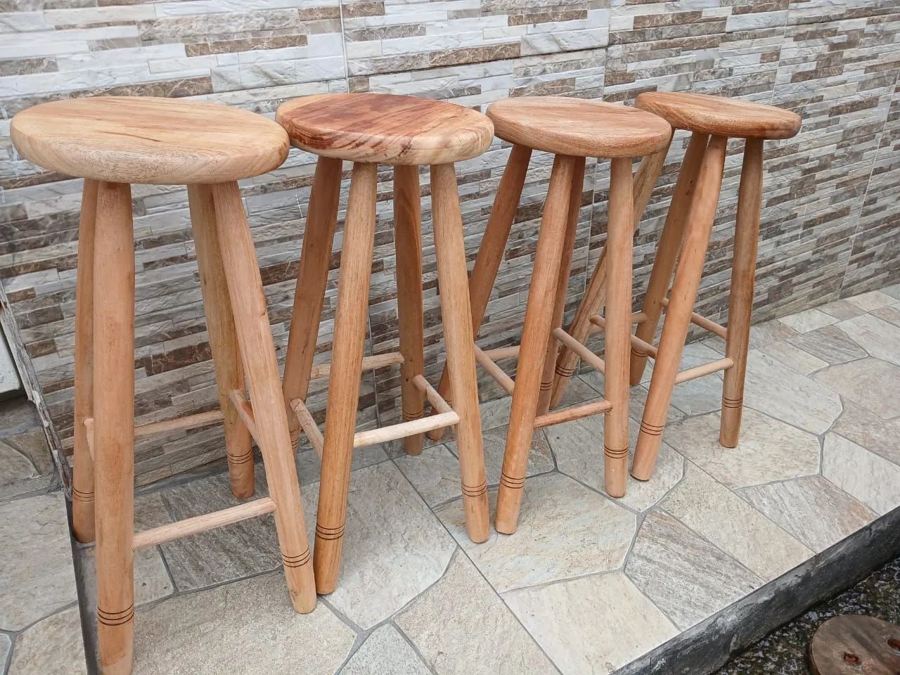 Banquetas de madeira para área externa