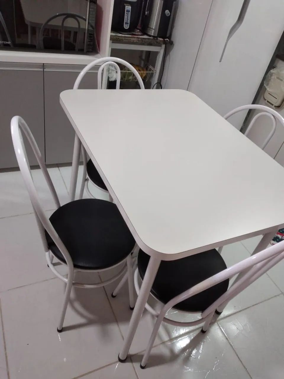 Vendo mesa 4 cadeiras 