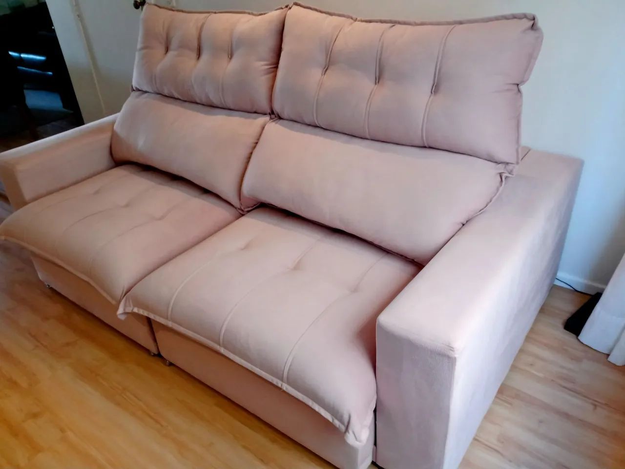 Sofá Rosé retrátil 4 lugares em ótimo estado!  - Foto 3