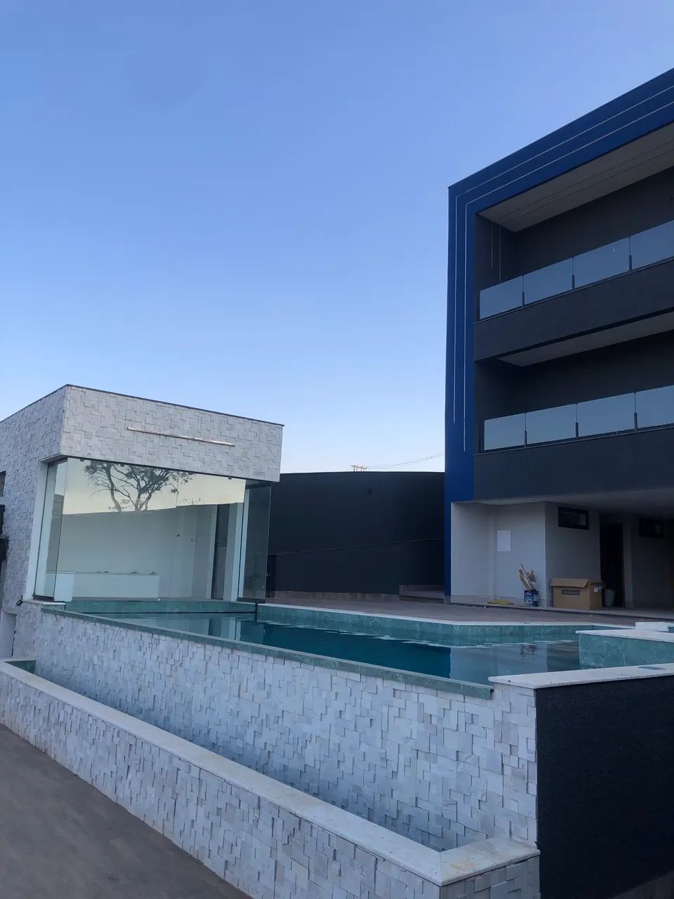 Portas e janelas em esquadrias de alumínio e vidros temperados  - Foto 3