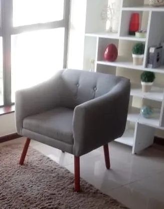 Poltrona em suede cinza