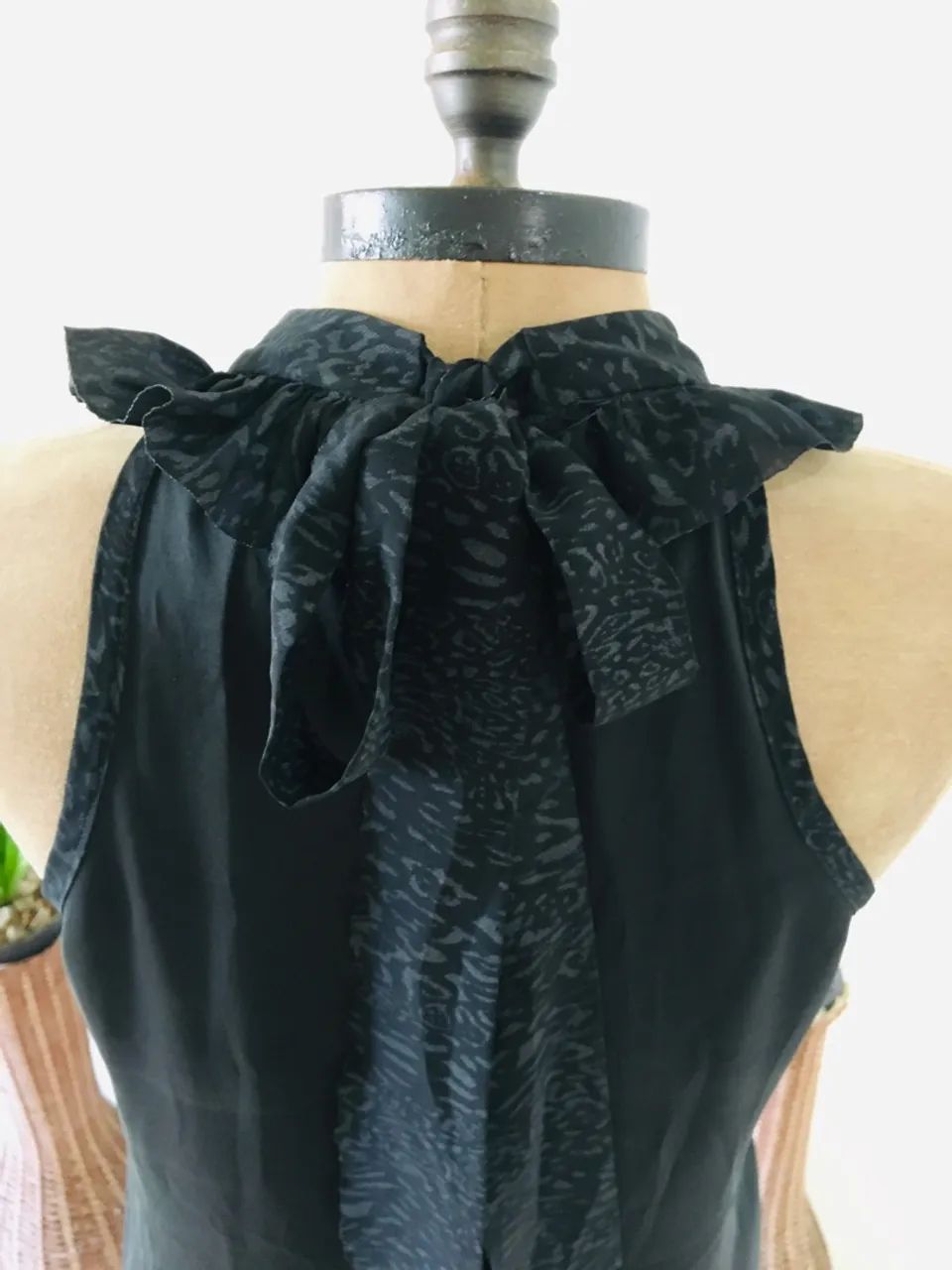 Vestido preto com gola alta - Foto 5