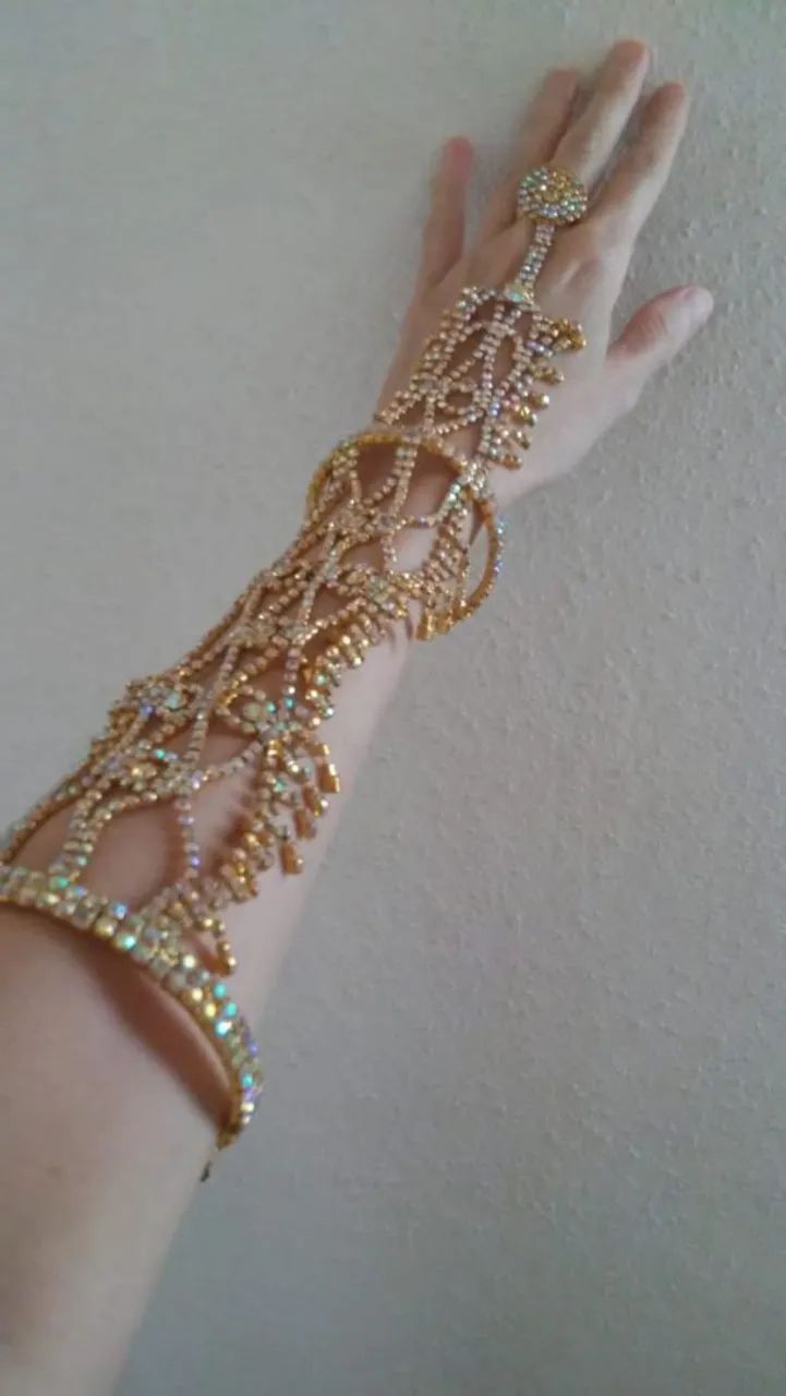 Bracelete ou pulseira de dedo com strass.