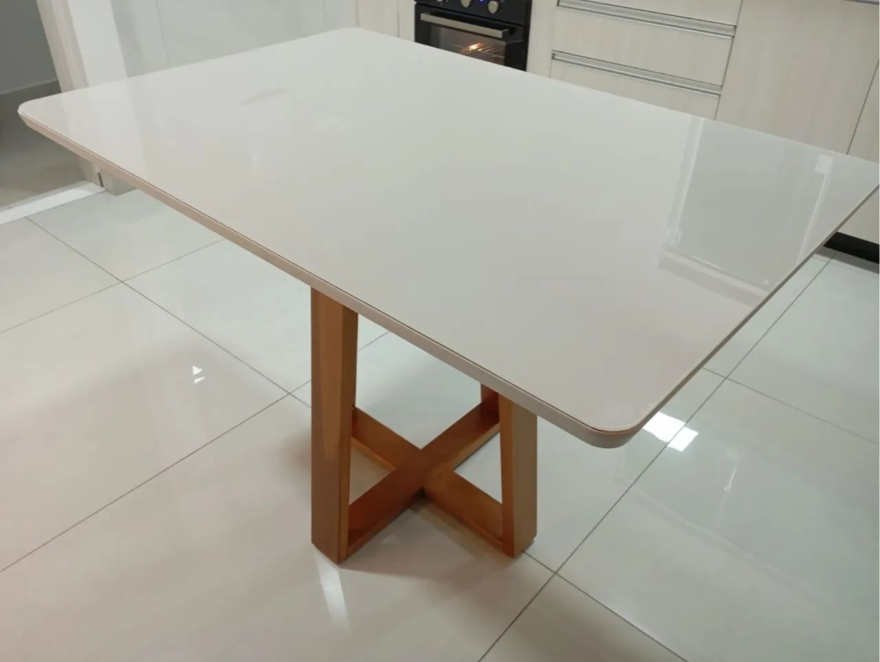 Mesa de Jantar com 4 Cadeiras Estofadas toda de madeira  - Foto 3