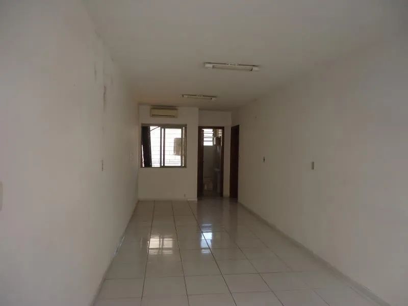 Sala com 32m2, de frente, piso cerâmico, banheiro social, split, bem iluminada, arejada, o - Foto 4