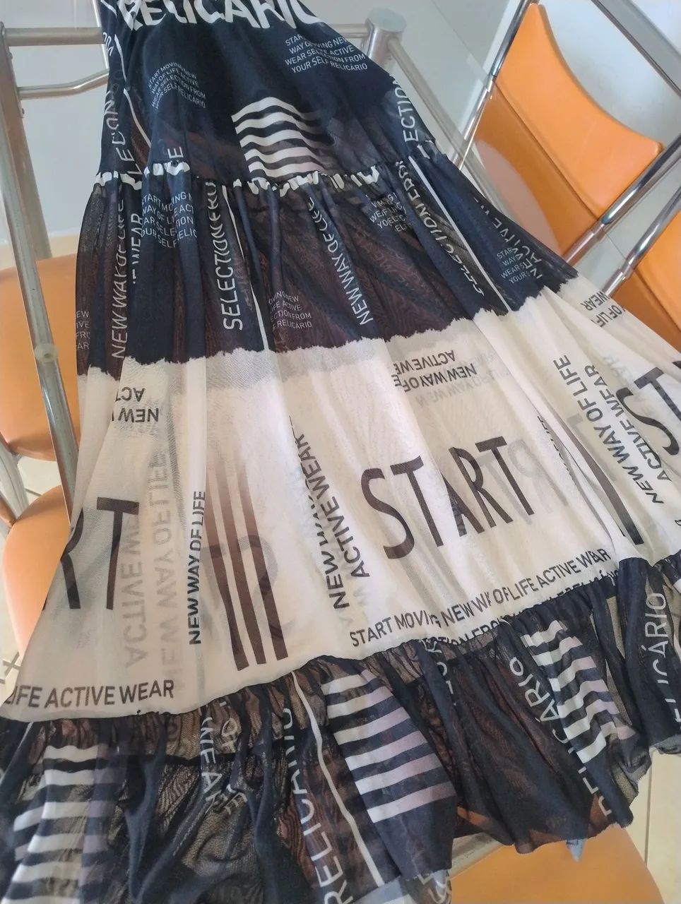 Vestido Longo Estiloso com Estampa Moderna - Foto 3