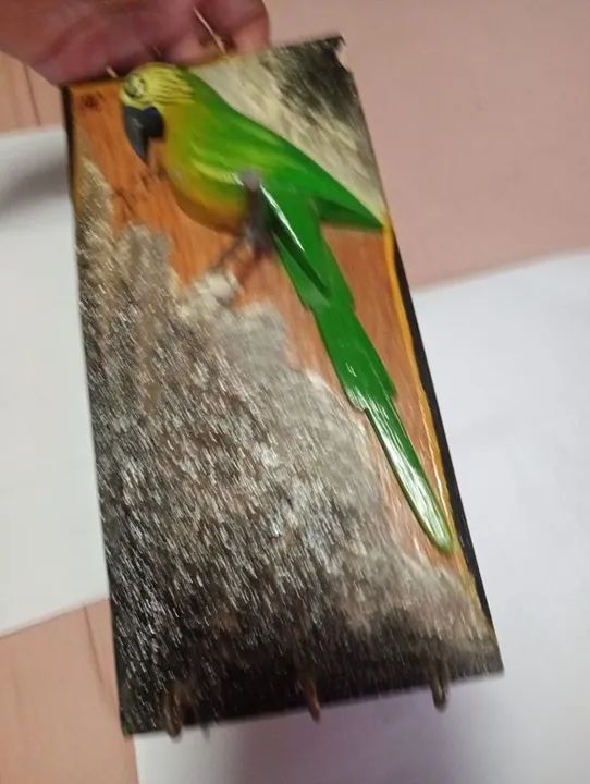 Vendo um Porta-Chaves de Madeira com Papagaio - Foto 3