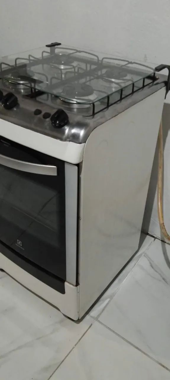 fogão Eletrolux funciona às 4 bocas e o forno perfeitamente  - Foto 5