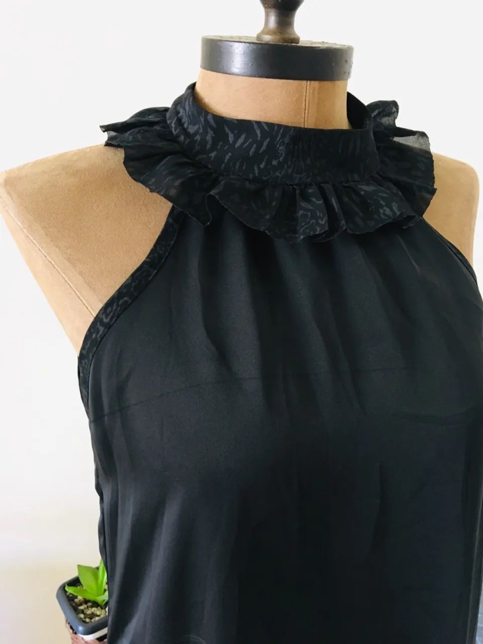 Vestido preto com gola alta - Foto 3