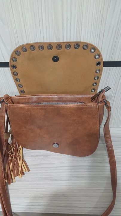Bolsa de ombro marrom com detalhes em metal - Foto 3