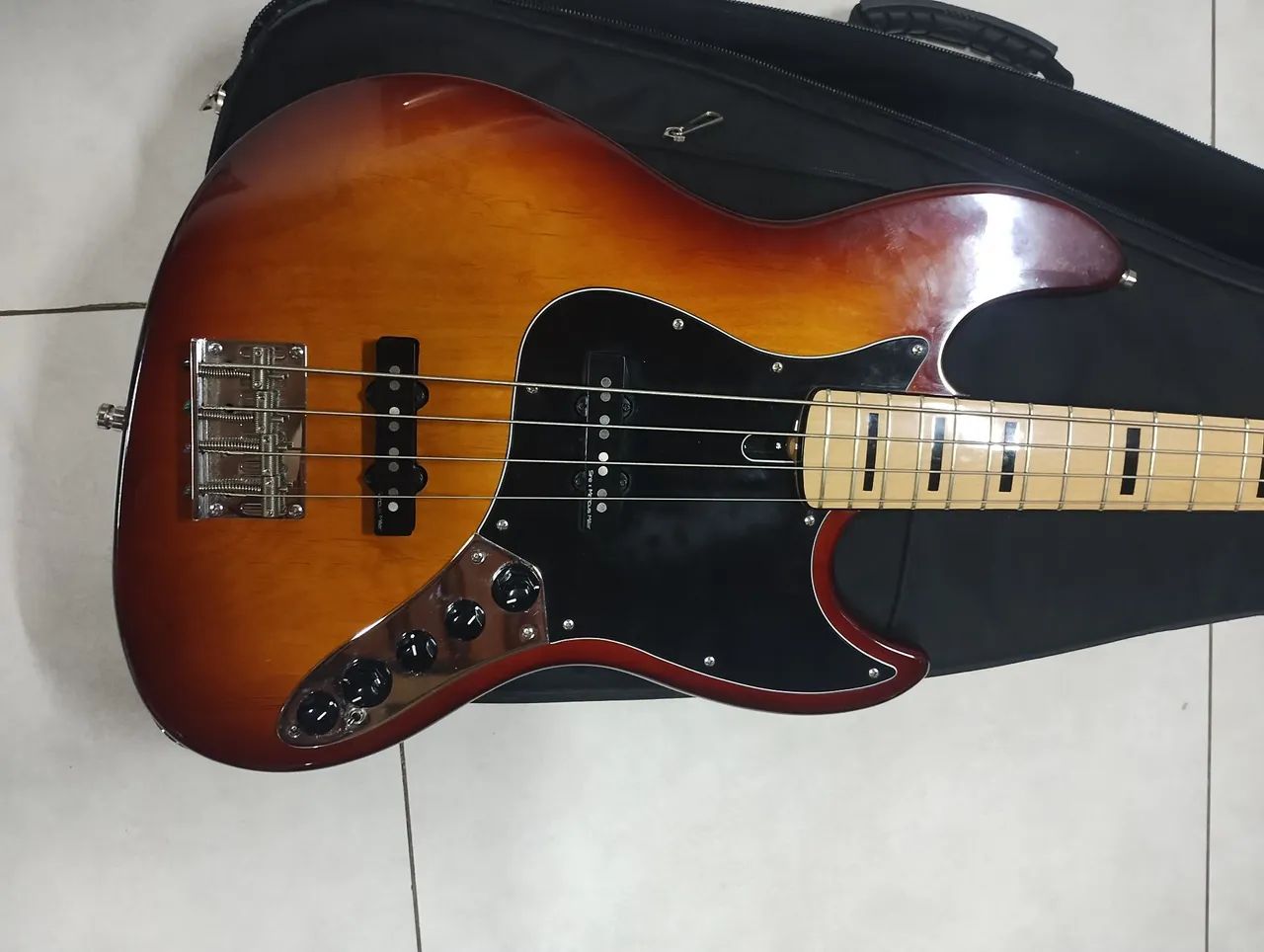 Contra baixo  Sire V7 4 cordas 64728252677890122