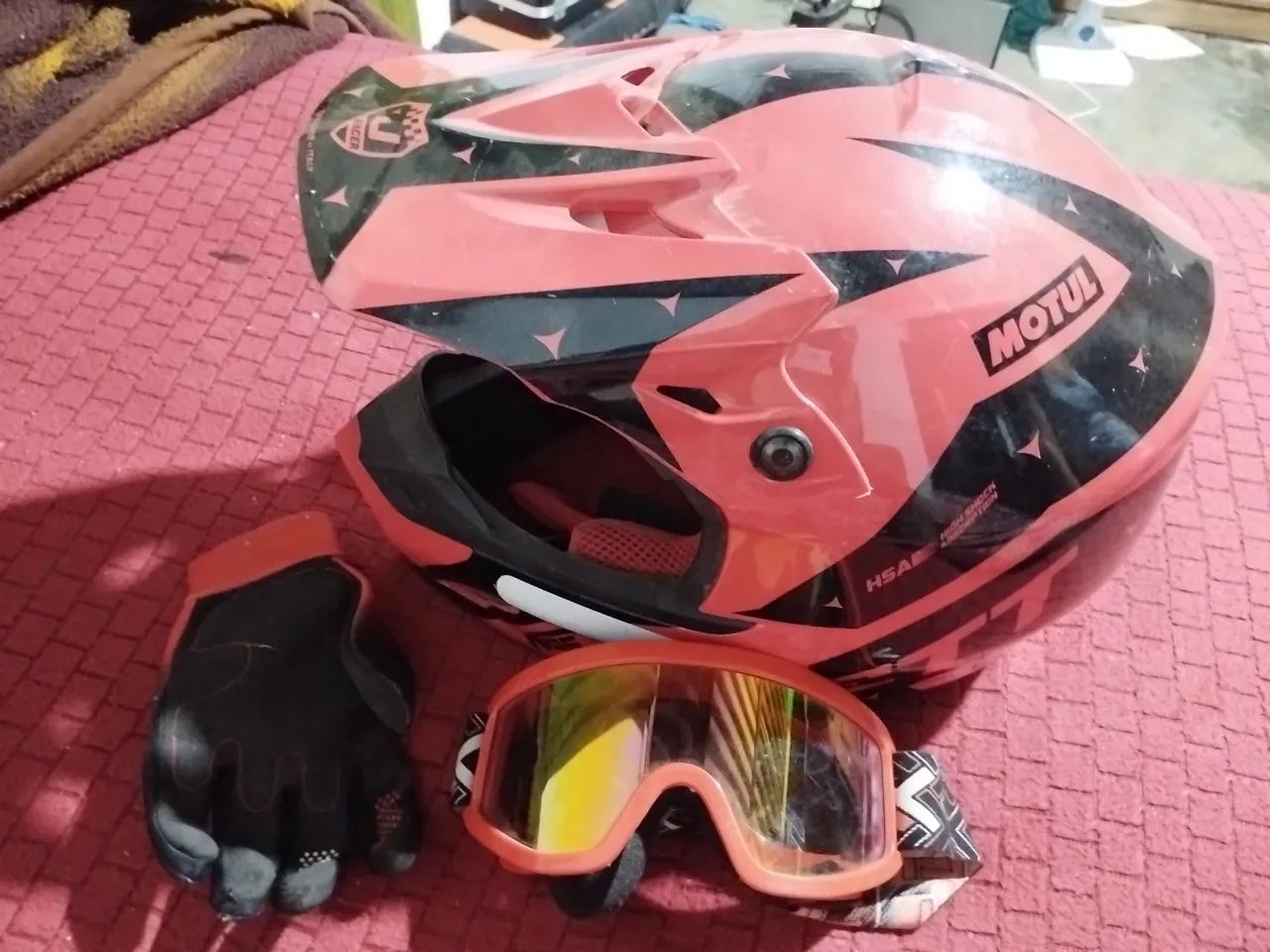 Capacete, óculos e luvas de motocross