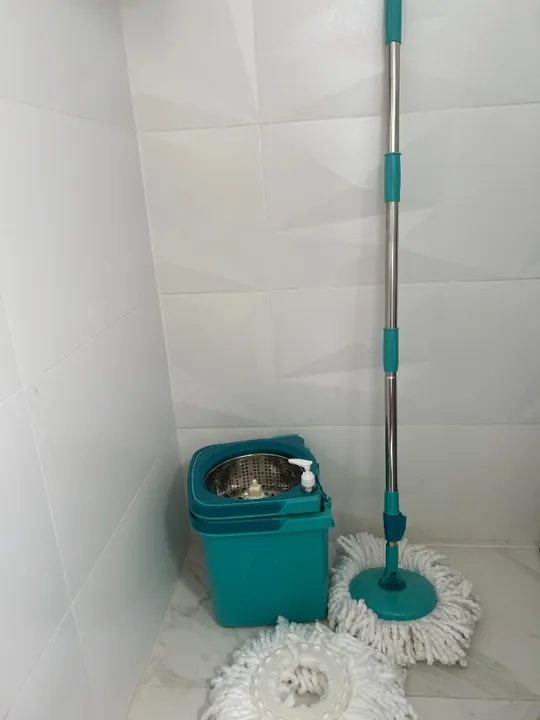 Mop Giratório Pró duas águas, balde 9L, Cesto Inox e Divisor de água Flash Limp