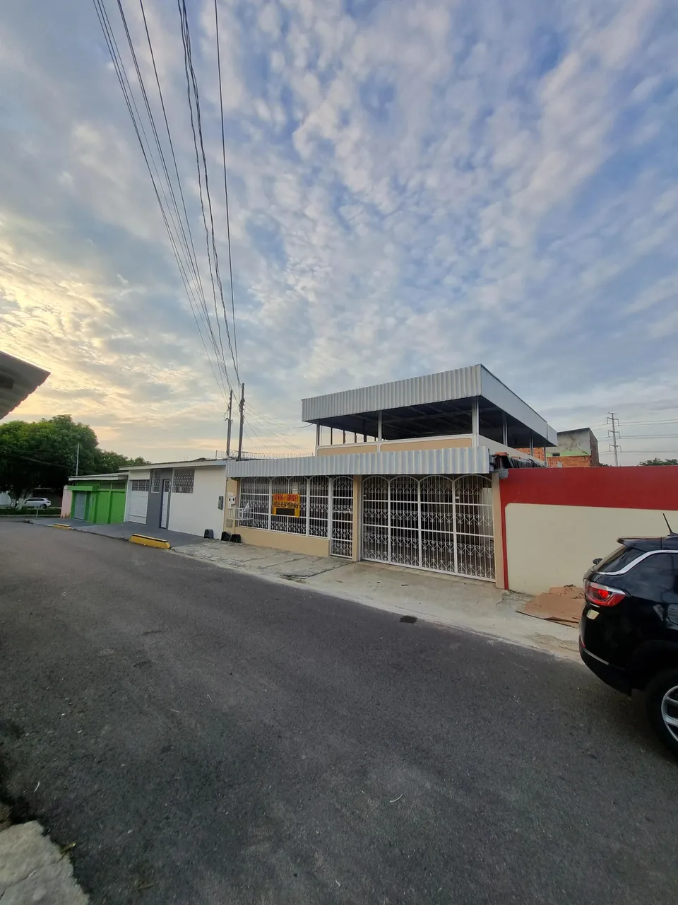Casa com laje coberta para venda possui 300 m2 com 4 quartos em Santo Antônio - Manaus - A
