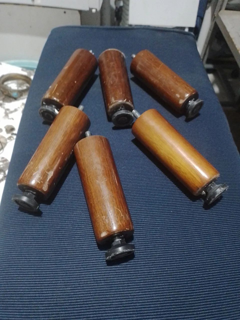 Pes de madeira  ,8$ casa unidade 