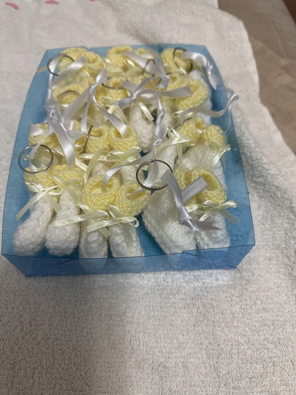 Lembrancinha de bebê Mini sapatinhos branco e amarelo  - Foto 5