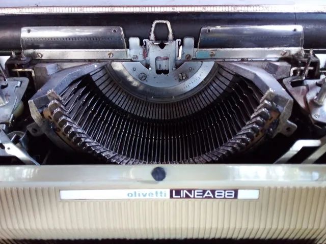 Maquina de escrever (Olivetti Linea 88)64294629382402122