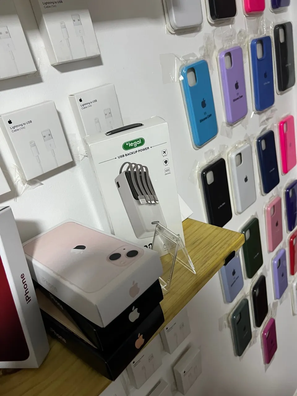 Caixas de iPhones , carregadores, fones , capas e etc
