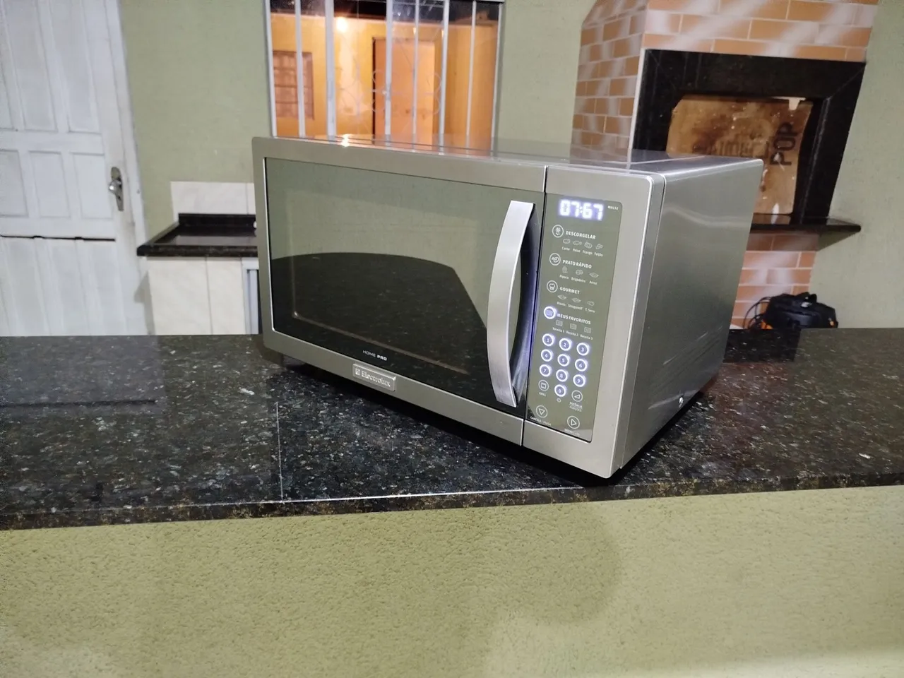 Microondas Electrolux Blue Touch Espelhado 42L 127v todo em INOX, com Painel Touch e Grill