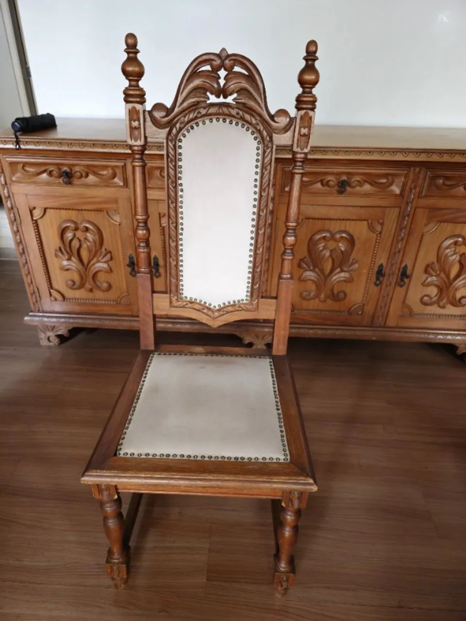 Mesa de Jantar de Madeira Cerejeira com 8 cadeiras - Foto 4