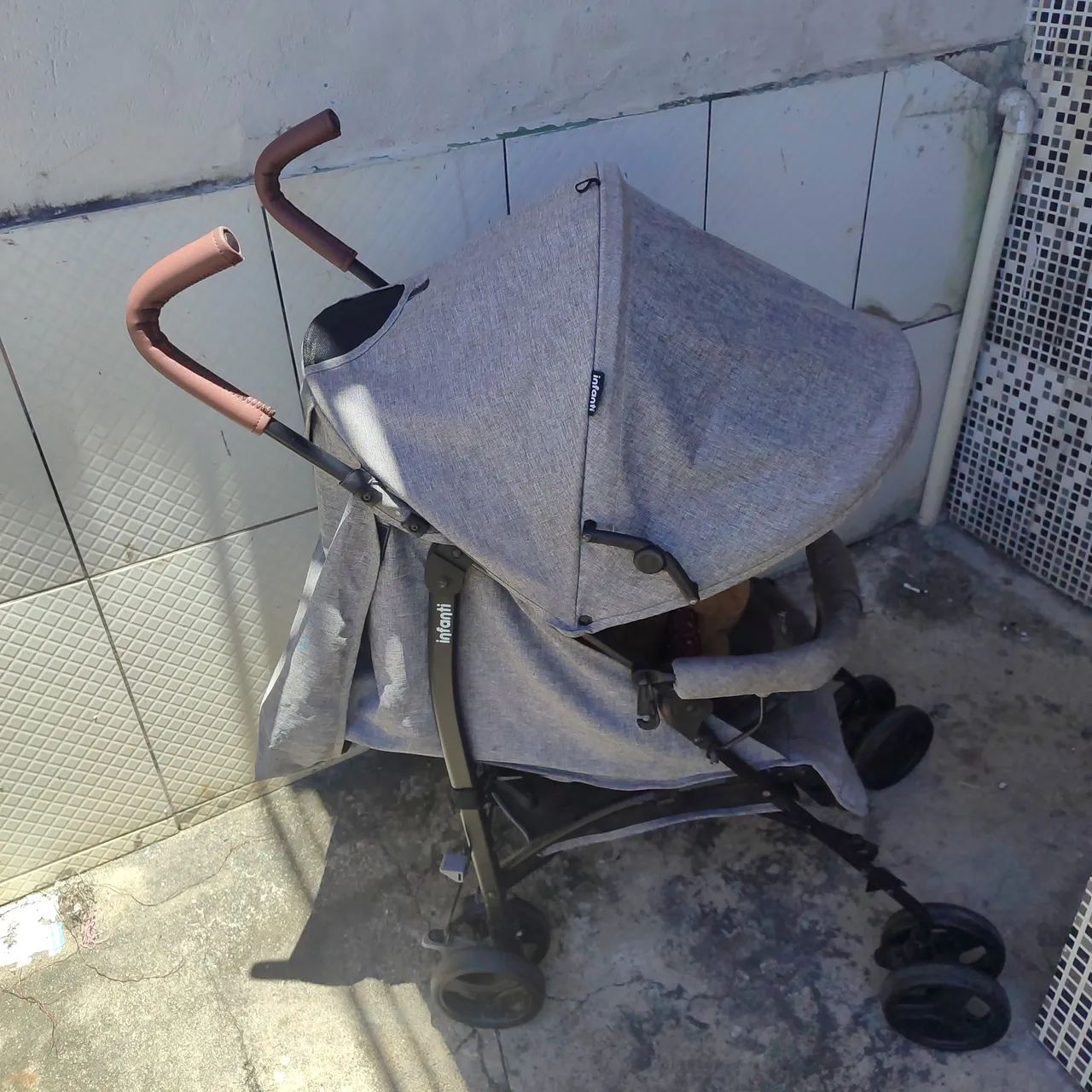 Carrinho de Bebê Infanti -  Leve e prático - Foto 3