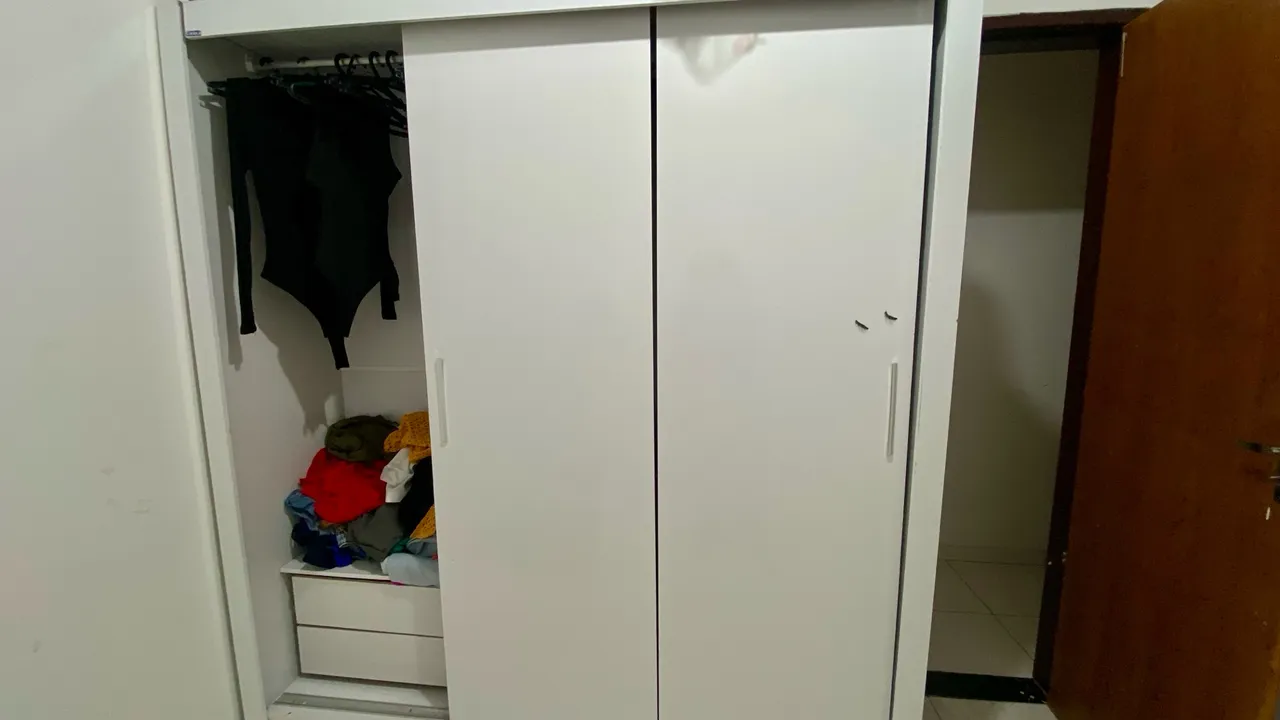 Guarda-Roupa Branco com Portas de Correr