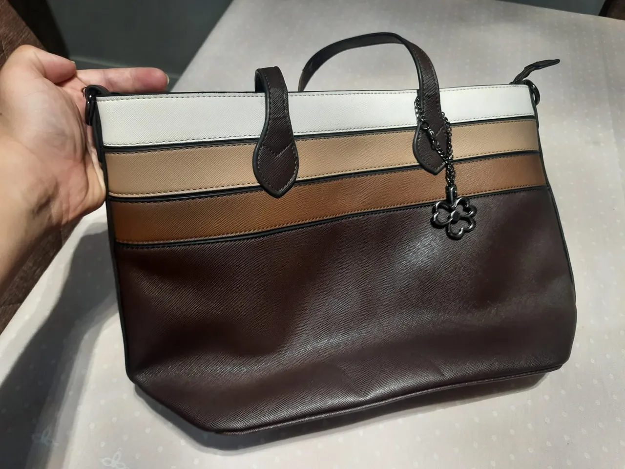 Bolsa marrom de ombro com Design Moderno em Tons Terrosos