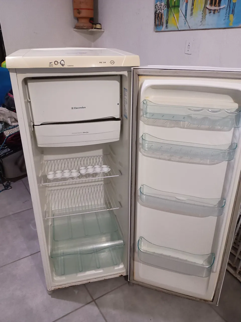 Geladeira Electrolux RE28, 799