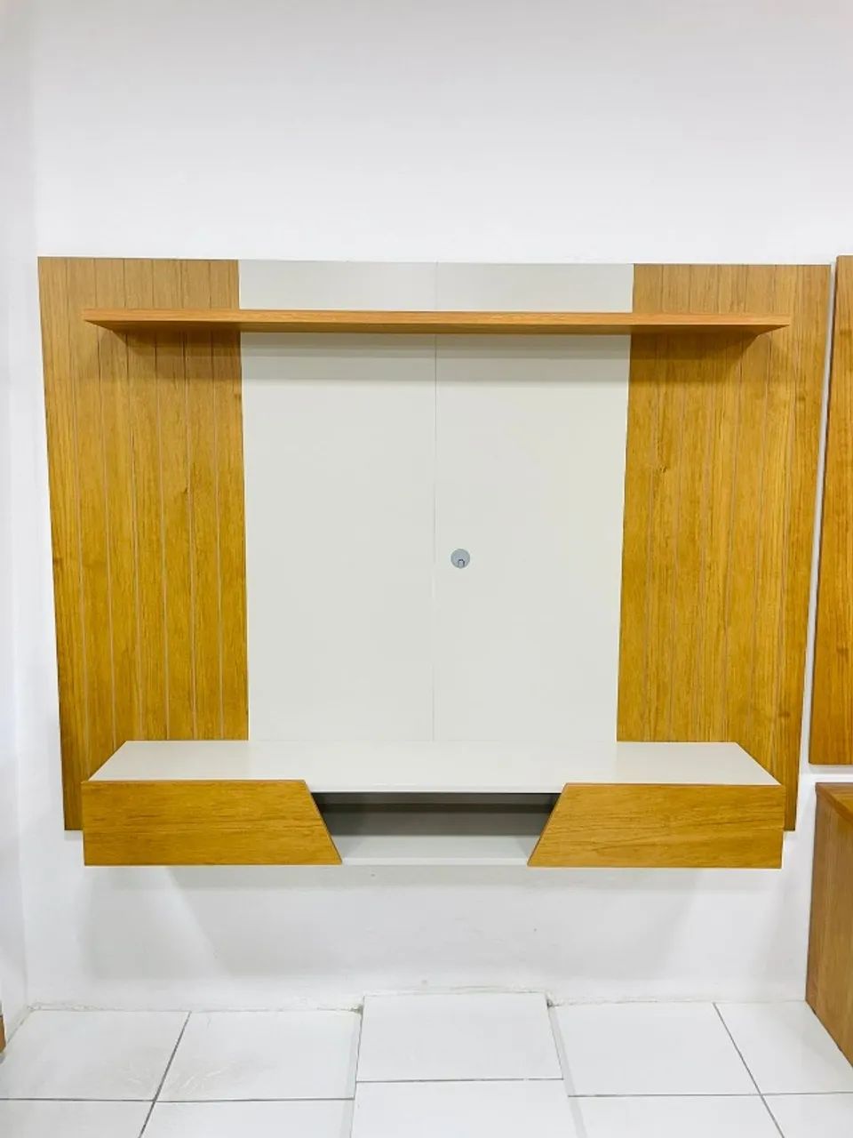 Home Supenso Santiago Detalhe Frisado S/Até 70 Polegadas Cinamomo/Off White - Em Oferta