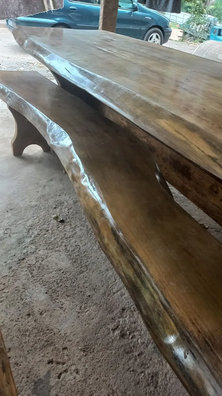 Mesa de madeira rústica com design exclusivo