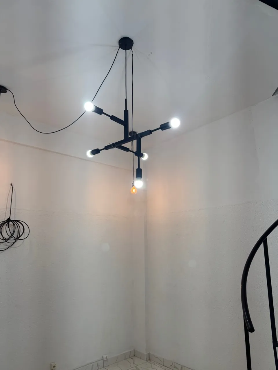 Loja térrea comercial 45 m tem galeria muito movimentada.