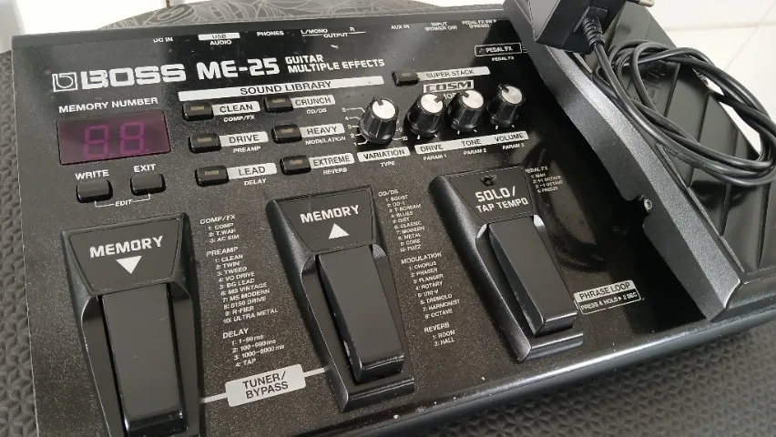 NÃO TROCO. Pedaleira Boss Me25, Me 25. Com Fonte. Leia o anuncio.