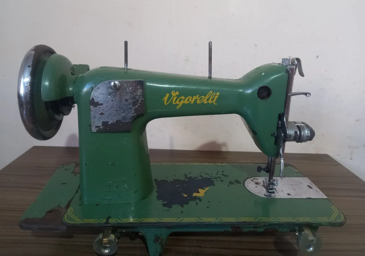 Máquina de Costura Vigorelli Antiga