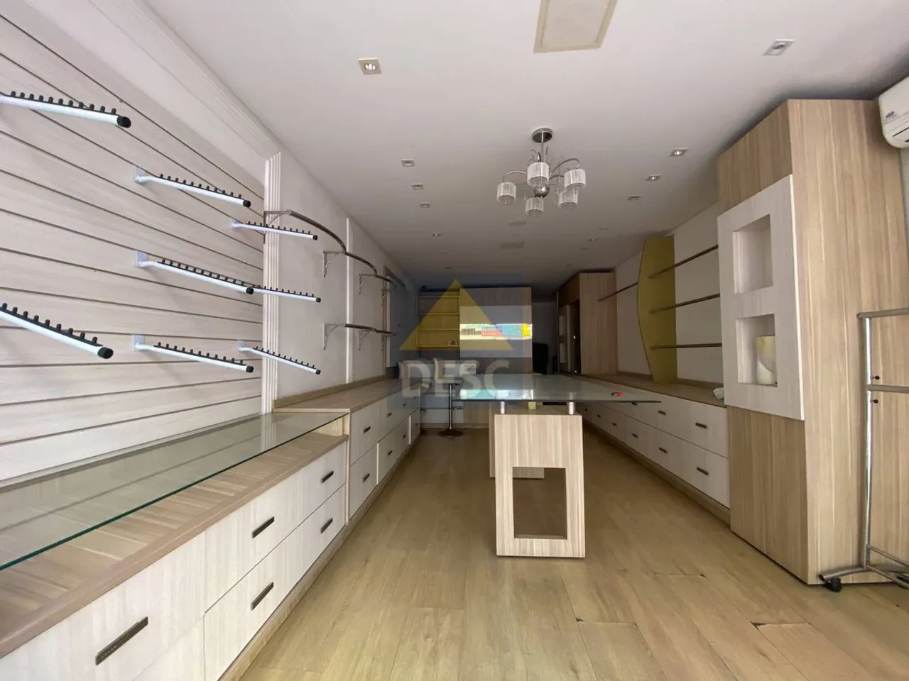 Sala comercial mobiliada para locação anual no Ed. Solar Grimaldi na Av. Brasil em Balneár