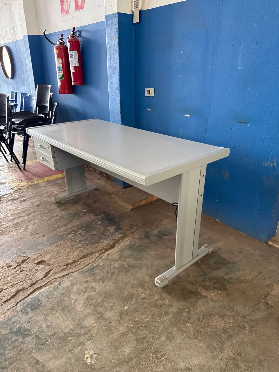 Mesa Cinza com duas Gavetas64385507985410121