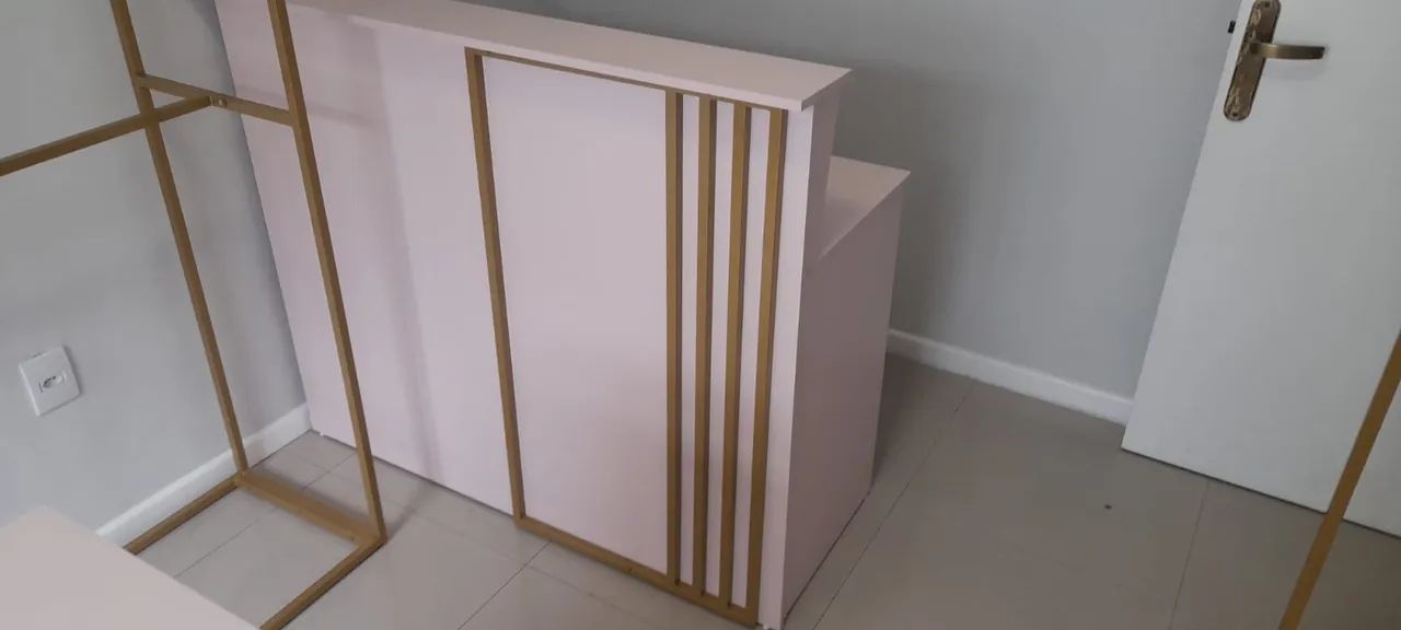 Vendo conjunto de móveis de lojas de roupas. Em MDF e metal. - Foto 3